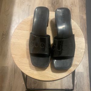 Hi i’m selling my used Gucci rubber slides sandals from Gucci store